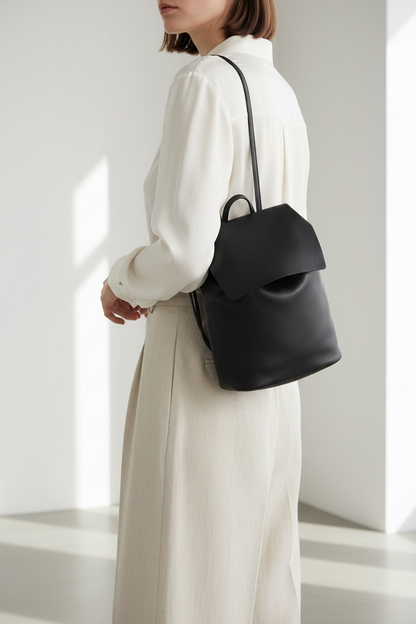 Mini sac à dos cuir noir IRENE porté à l'épaule – Bmassy