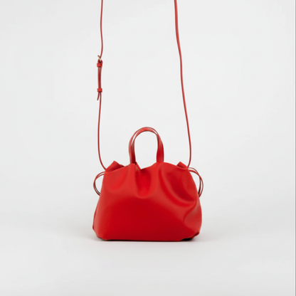 Sac ANGELA Rouge porté en bandoulière, cuir végétal artisanal – Bmassy