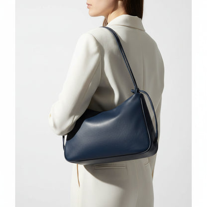 Sac bandoulière Loli bleu en cuir tanné végétal – porté épaule – Bmassy