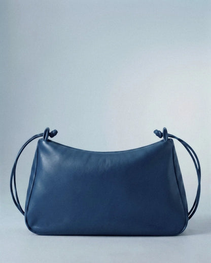 Sac MariLoli en cuir bleu porté à l’épaule, vue de profil