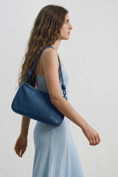 Sac MariLoli en cuir bleu porté à l’épaule, vue de profil