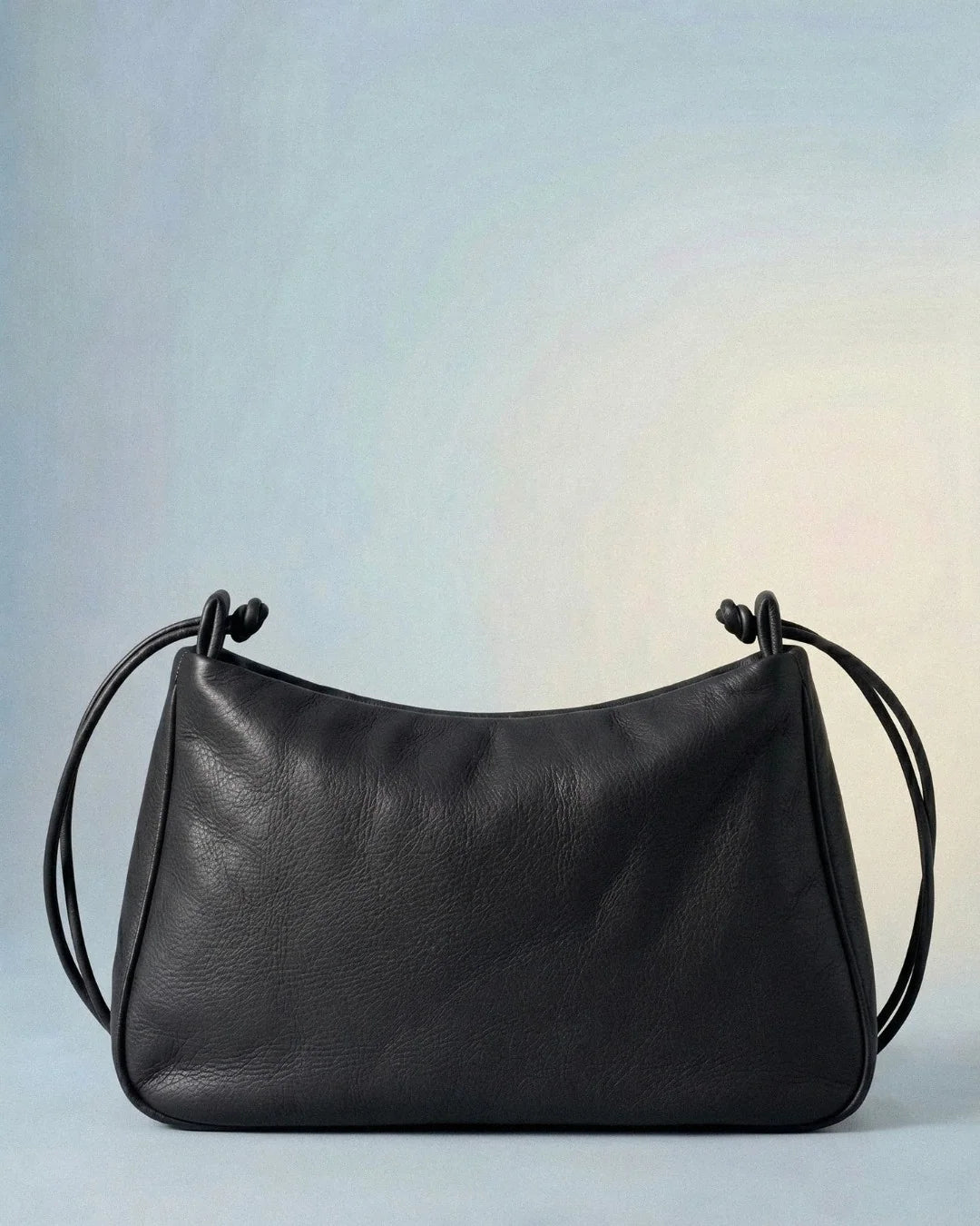 Sac MariLoli en cuir noir avec cordon de serrage, vue de face