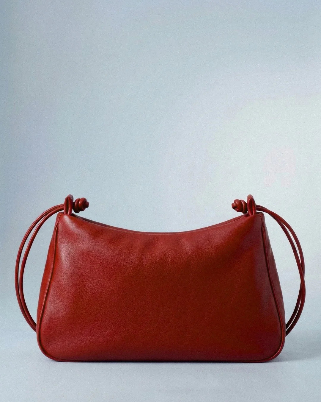 Mariloli, grand sac en cuir rouge avec cordon de serrage, vue de face – bmassy