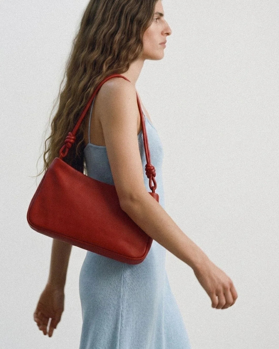 Mariloli, grand sac en cuir rouge avec cordon de serrage porté épaule, vue de profil – bmassy