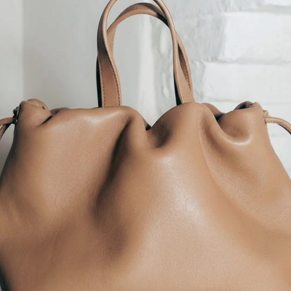 Gros plan sur la texture et les plis du cuir beige sable du petit sac Angelines, Bmassy.