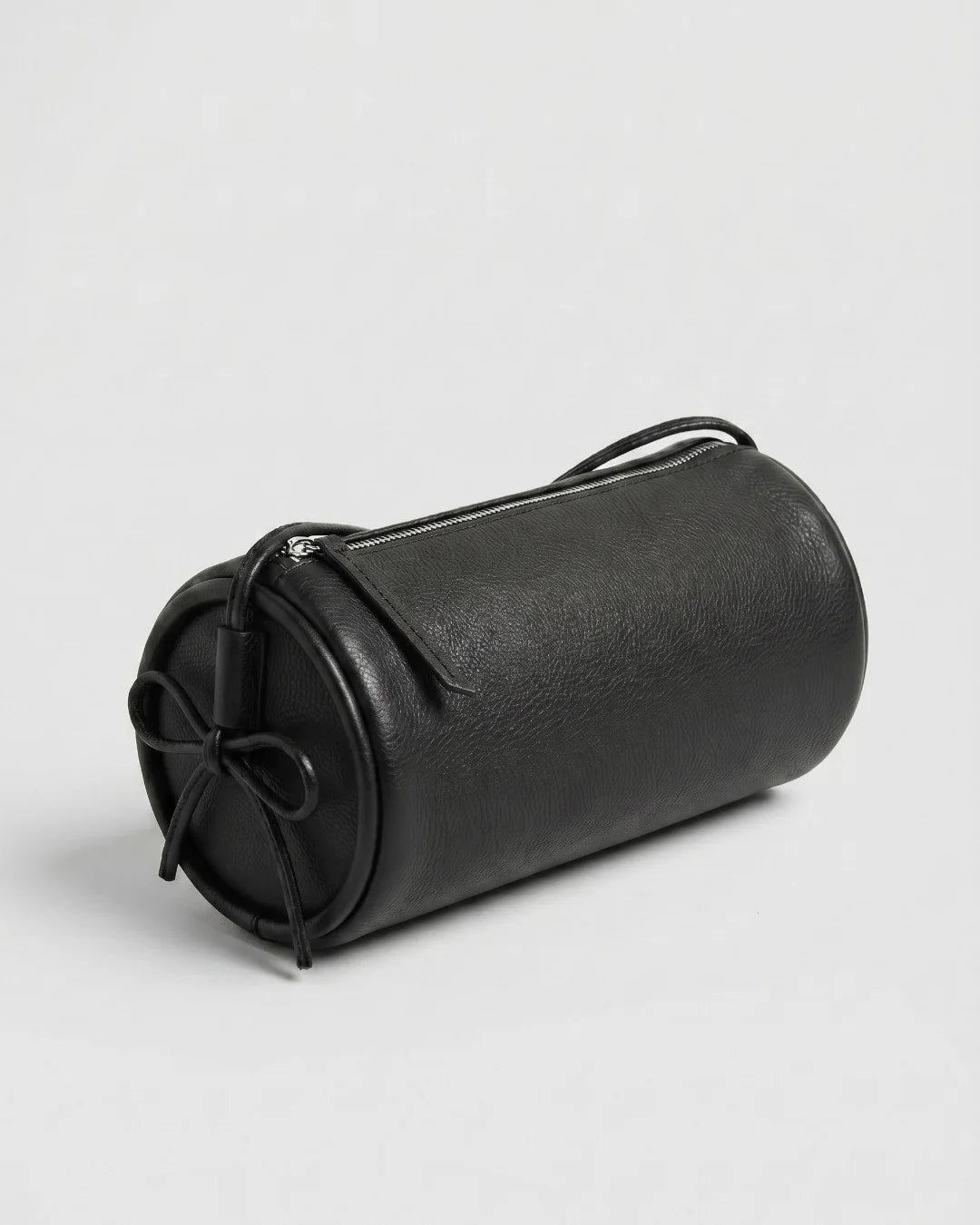 Sac à main Alma noir en cuir végétal, forme cylindrique artisanale 