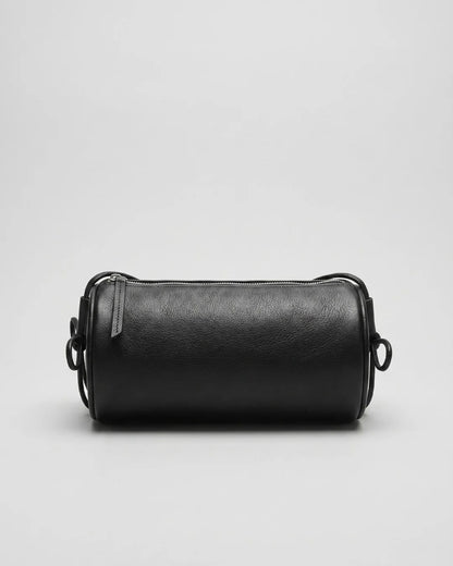Sac Alma en cuir noir vu de face avec fermeture zippée et cordons noués sur les côtés