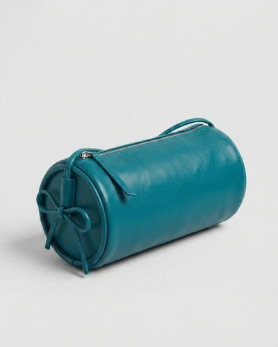 Sac à main Alma turquoise en cuir végétal, forme cylindrique artisanale 