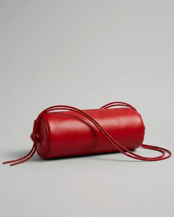 Sac Alma en cuir rouge de forme cylindrique avec ses cordons disposés devant