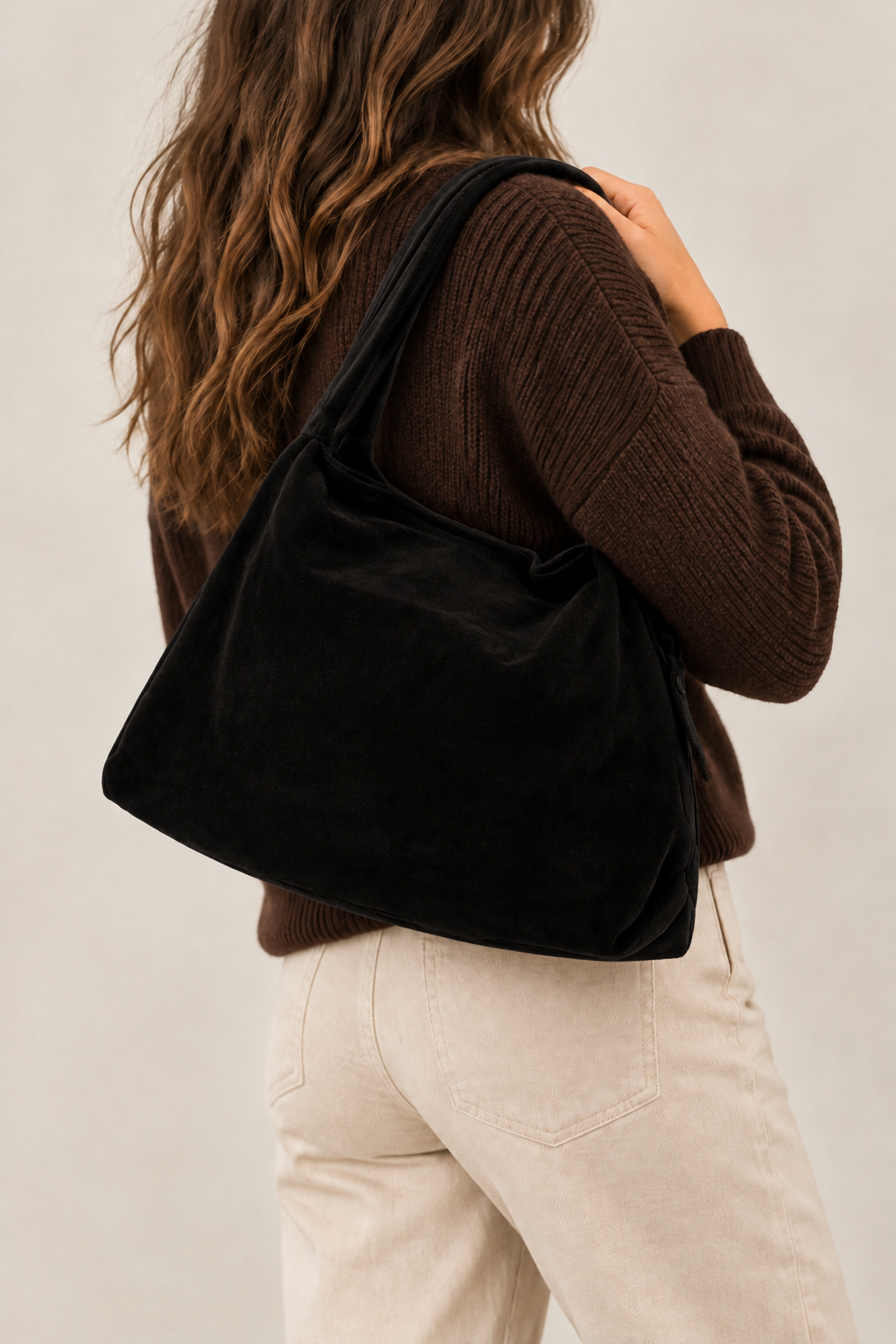 Sac Capucine en cuir velours noir porté à l’épaule, vu de dos avec - bmassy