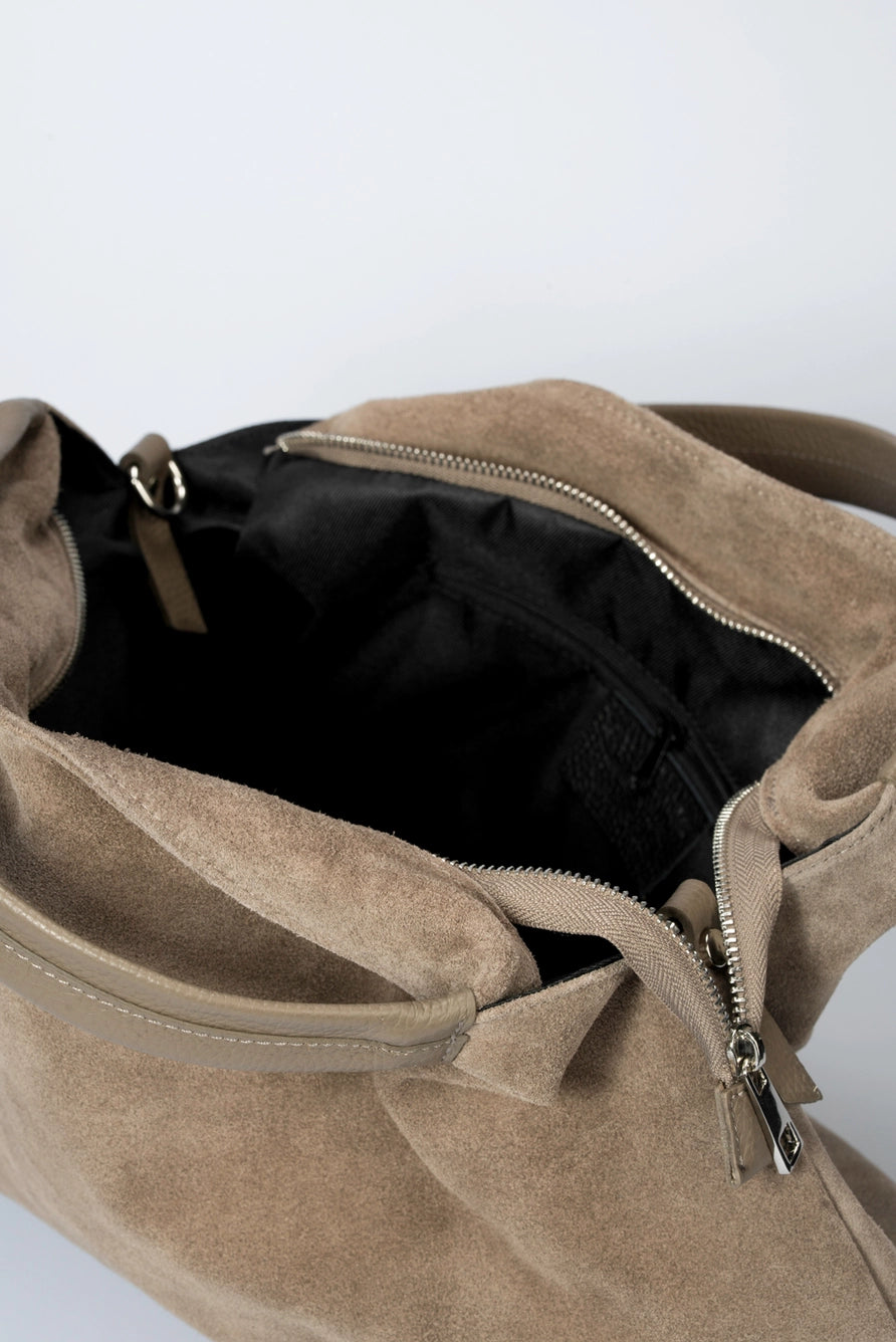 Sac à main Capucine taupe ouvert, montrant sa doublure noire et sa fermeture à glissière