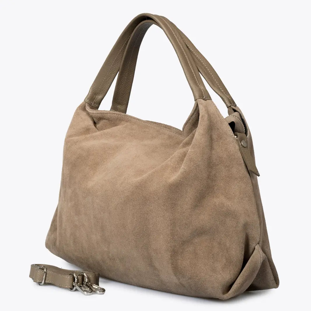 Sac à main Capucine en cuir velours taupe, vu de trois quarts avec sa bandoulière amovible posée à côté
