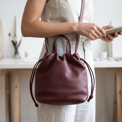 Sac à main Angela Medium en cuir bordeaux porté en bandoulière croisée, Bmassy.