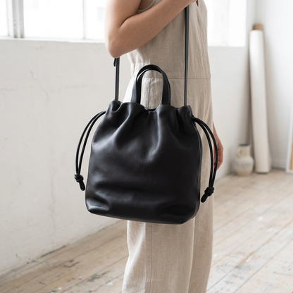 Sac à main Angela Medium en cuir noir porté en bandoulière croisée, Bmassy.