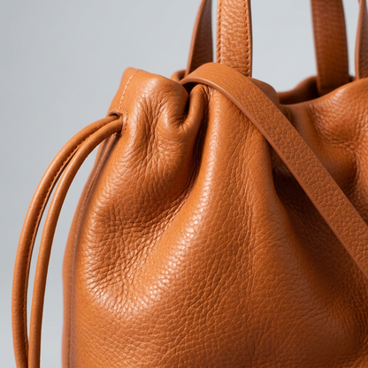 Sac à main Angela Medium en cuir orange cuivré en gros plan montrant la texture et les plis du cuir, Bmassy.
