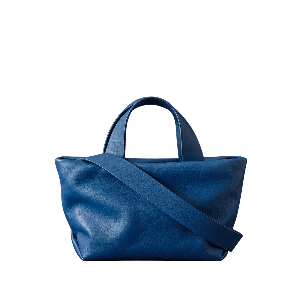 Sac Juanita en cuir bleu nuit, vu de face avec sa bandoulière, Bmassy.