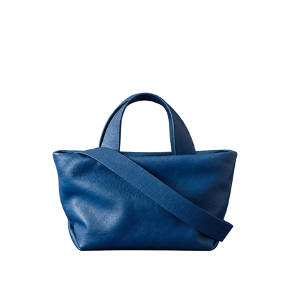 Sac Juanita en cuir bleu nuit, vu de face avec sa bandoulière, Bmassy.
