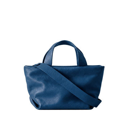 Sac Juanita en cuir bleu nuit, vue d’ensemble avec ses poignées et sa bandoulière, Bmassy.