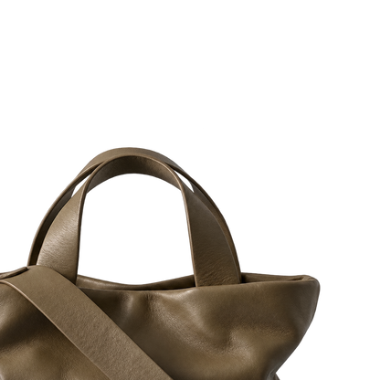 Gros plan sur les poignées et le cuir du sac Juanita gris, Bmassy.
