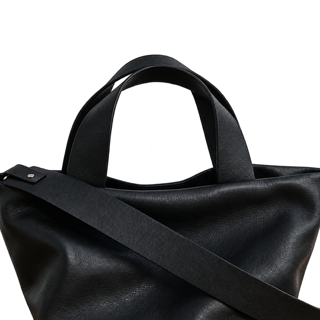Détail de la bandoulière et de son attache sur le sac Juanita en cuir noir, Bmassy.
