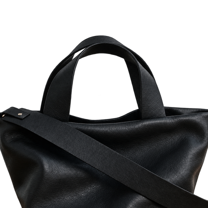 Détail de la bandoulière et de son attache sur le sac Juanita en cuir noir, Bmassy.