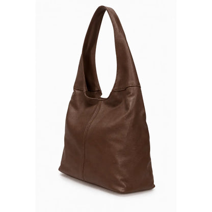 Sac à main marron à large anse et couture incurvée, vu de trois quarts sur fond blanc
