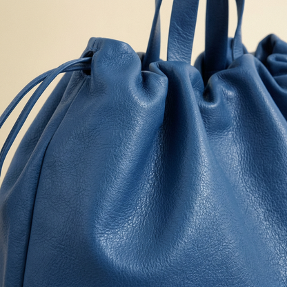 Sac à main maxi Dona Angela en cuir bleu en gros plan montrant la texture et les plis du cuir, Bmassy.