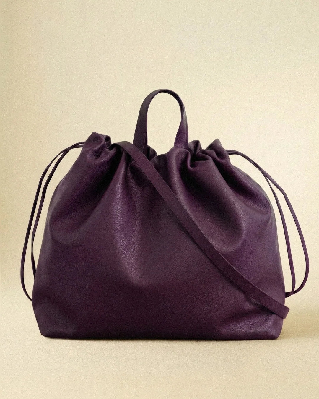 Sac à main maxi Dona Angela en cuir bordeaux vu de face avec ses poignées, sa bandoulière et ses cordons de serrage, Bmassy.