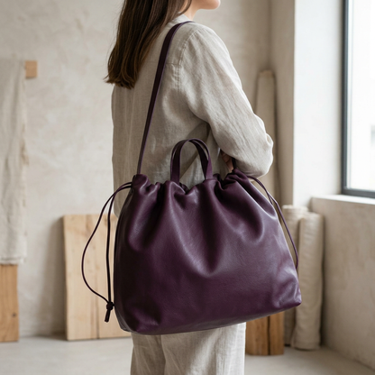 Sac à main maxi Dona Angela en cuir bordeaux porté en bandoulière croisée, Bmassy.