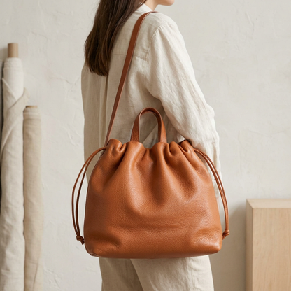 Sac à main maxi Dona Angela en cuir orange porté en bandoulière croisée, Bmassy.