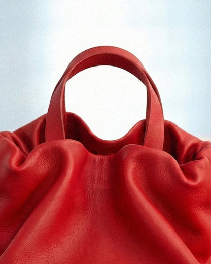 Gros plan sur le cuir rouge et les poignées du sac à main maxi Dona Angela, Bmassy.