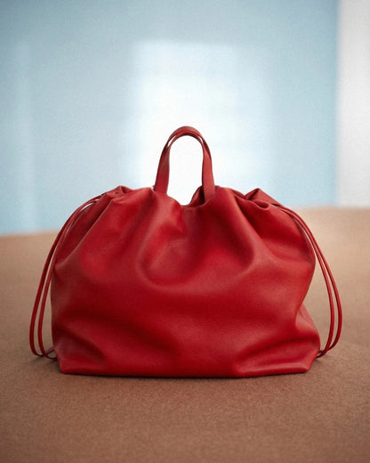 Sac à main maxi Dona Angela en cuir rouge vu de face avec ses poignées et ses cordons de serrage, Bmassy.