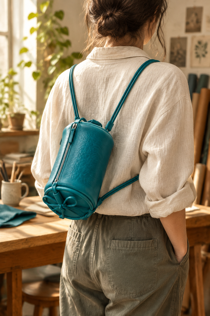 ac Alma turquoise porté en sac à dos, avec ses deux cordons sur les épaules