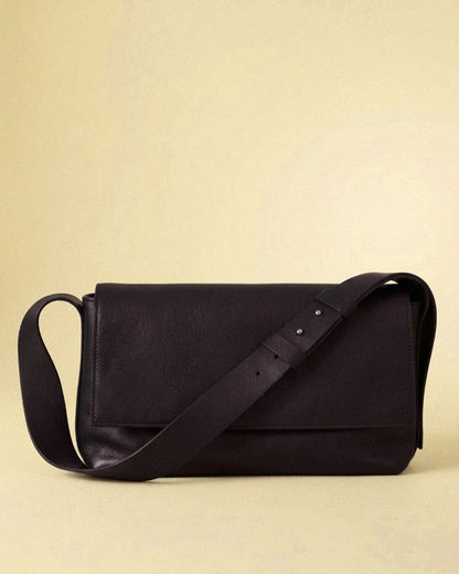 Sac baguette en cuir noir Fernanda avec rabat et bandoulière