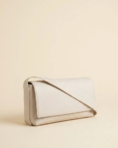 Sac baguette Fernanda blanc en cuir tanné végétal – détail matière – Bmassy