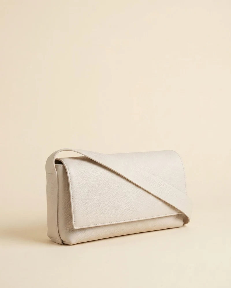 Sac baguette Fernanda blanc en cuir tanné végétal – vue latérale – Bmassy