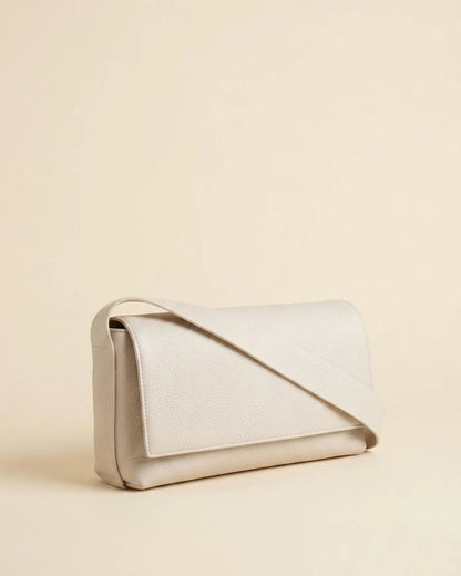 Sac baguette Fernanda blanc en cuir tanné végétal – vue latérale – Bmassy