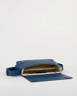 Sac baguette Fernanda bleu en cuir tanné végétal – intérieur ouvert – Bmassy