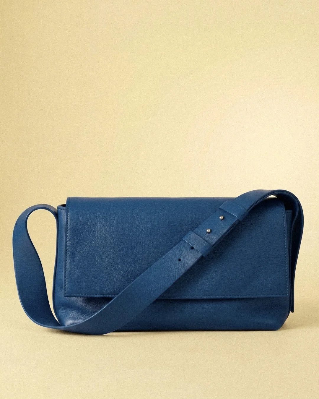 Sac baguette Fernanda bleu en cuir tanné végétal – face – Bmassy