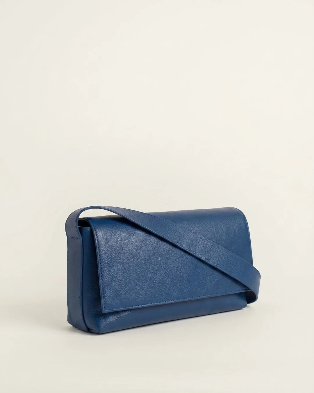 Sac baguette Fernanda bleu en cuir tanné végétal – vue latérale – Bmassy