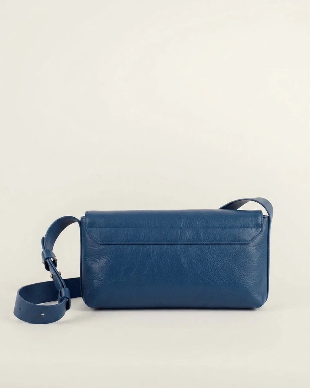 Sac baguette Fernanda bleu en cuir tanné végétal – vue face – Bmassy