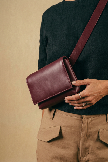 Sac Fernandita en cuir bordeaux, porté en bandoulière, Bmassy.