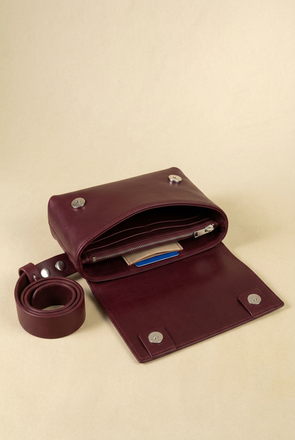 Sac Fernandita en cuir bordeaux, rabat ouvert montrant le compartiment zippé, Bmassy.