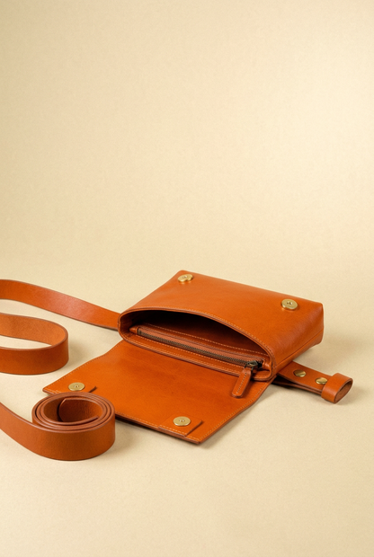 Sac Fernandita en cuir orange, rabat ouvert montrant le compartiment zippé, Bmassy.