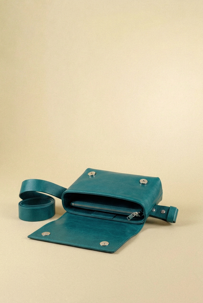 Sac Fernandita en cuir turquoise, rabat ouvert montrant le compartiment zippé, Bmassy.