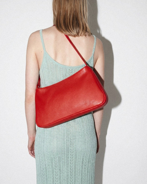 Mariloli, grand sac en cuir rouge avec cordon de serrage porté épaule, vue de dos – bmassy