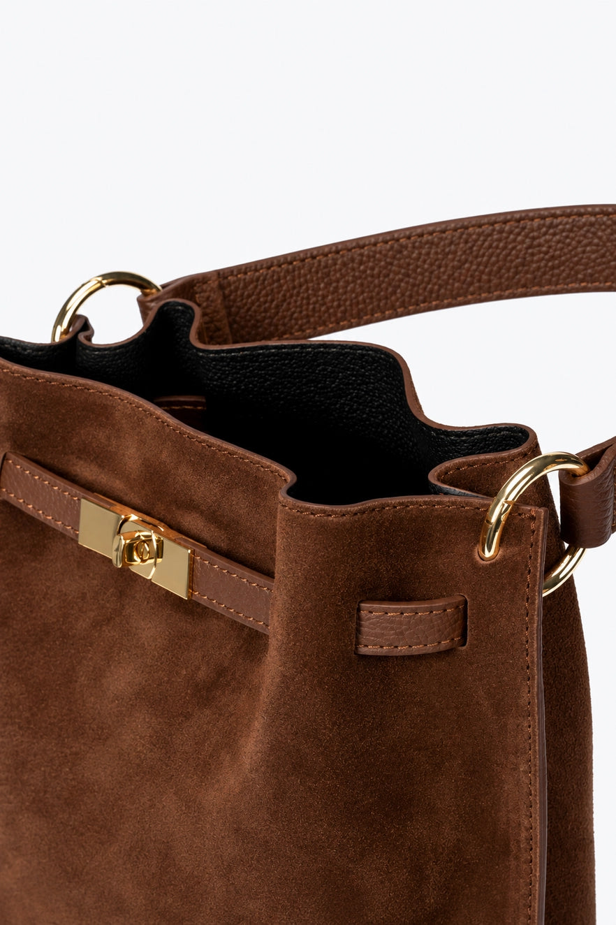 Détail du cuir velours marron, du fermoir et des anneaux dorés