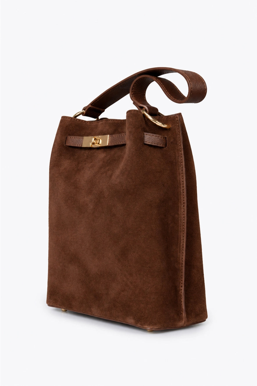 Sac en cuir velours marron, vue de trois-quarts avec bandoulière en cuir
