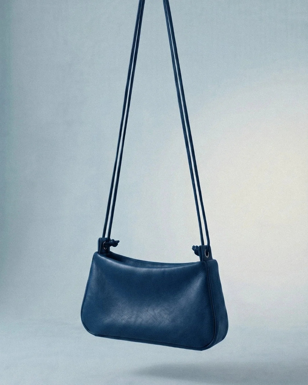 Sac Lolita en cuir de vache bleu, vue de face, Bmassy
