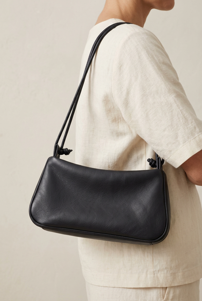 Sac Lolita en cuir de vache noir porté à l’épaule, Bmassy